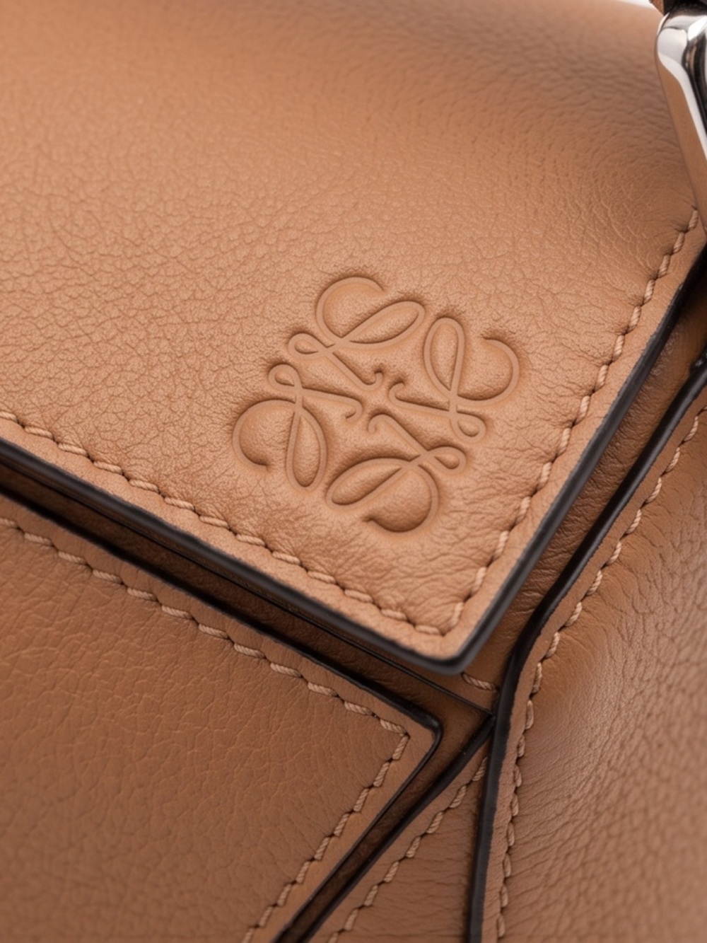 โSOLDโLoewe Puzzle Mini Shoulder Bag in Tan Leather - Picture 3 of 16